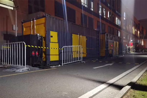 陈巴尔虎柴油发电机组的输出电压是如何调节的？